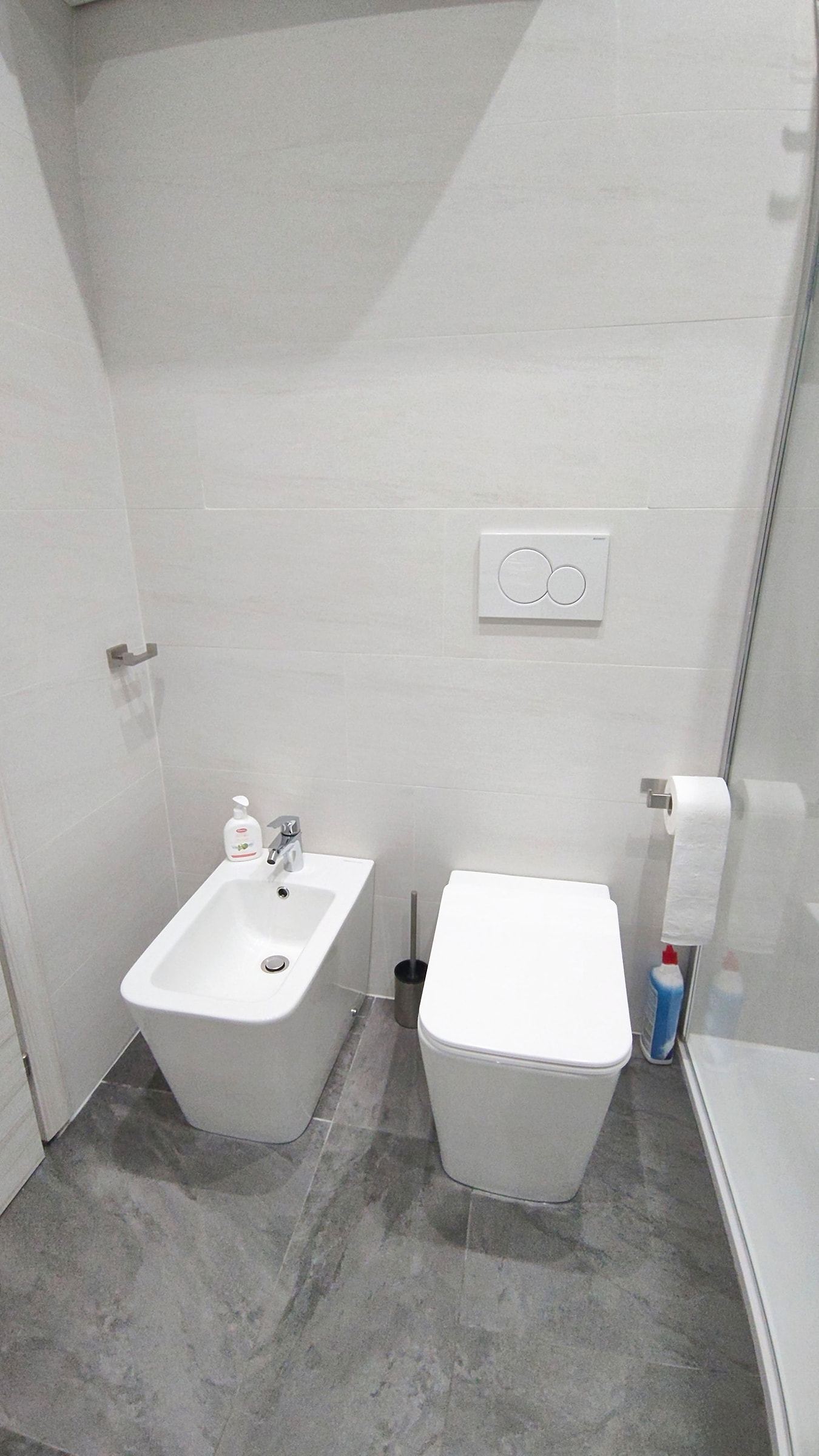 Bagno privato con WC, bidet e doccia con vetro trasparente e piastrelle chiare